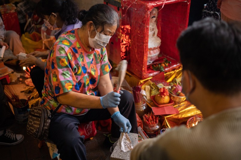 香港人反抗》驚蟄習俗「打小人」 港人暴打林鄭頭像- 國際- 自由時報電子報
